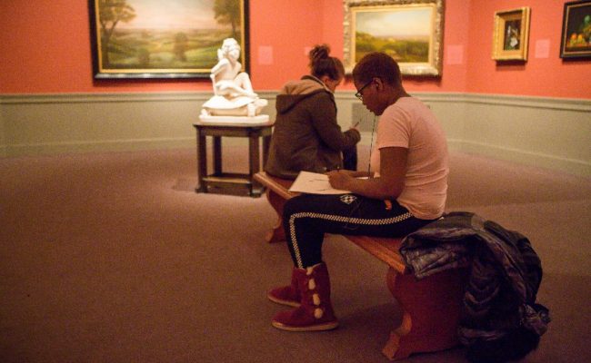 学生们在伍斯特艺术博物馆写生