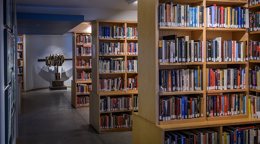 Books and stacks in the 罗斯图书馆