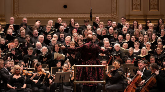 凯琳·马森·曼森指挥包括博彩平台推荐合唱团在内的合唱团在卡内基音乐厅演出威尔第的《安魂曲》.