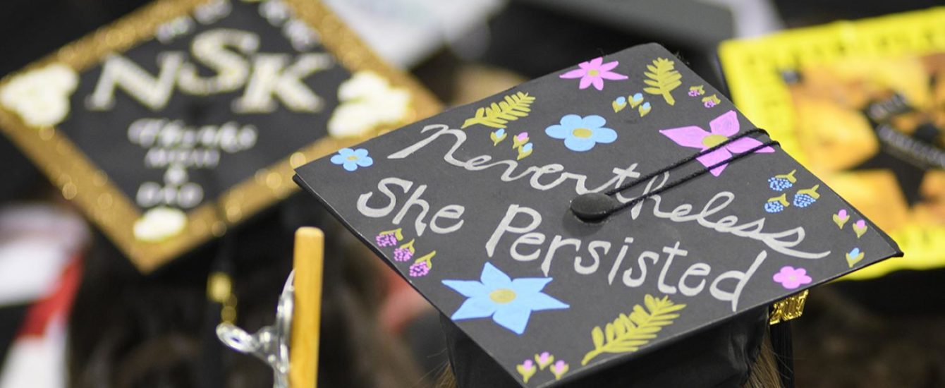 毕业营上写着"尽管如此，她还是坚持"