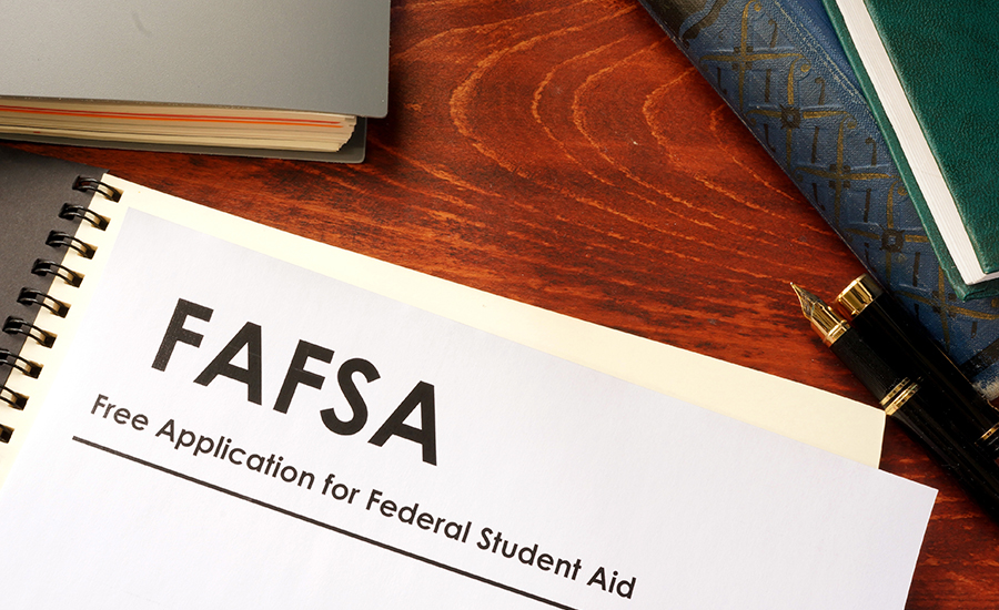 印有“FAFSA:免费申请联邦学生援助”字样的书籍和纸张