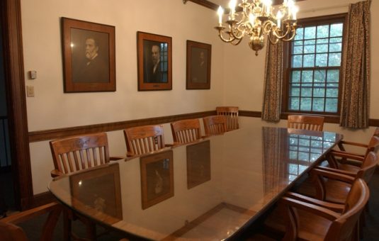 克莱因家庭会议室，有椅子、桌子和吊灯