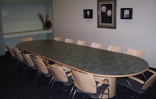 罗森布拉特会议室，有桌子和茶