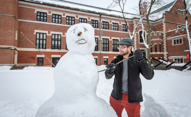 学生堆雪人