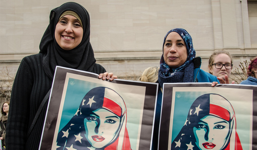 举着海报的穆斯林妇女