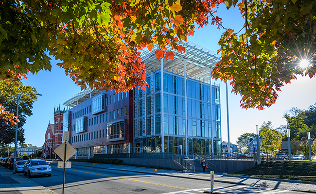 ASEC建筑与秋天的树叶
