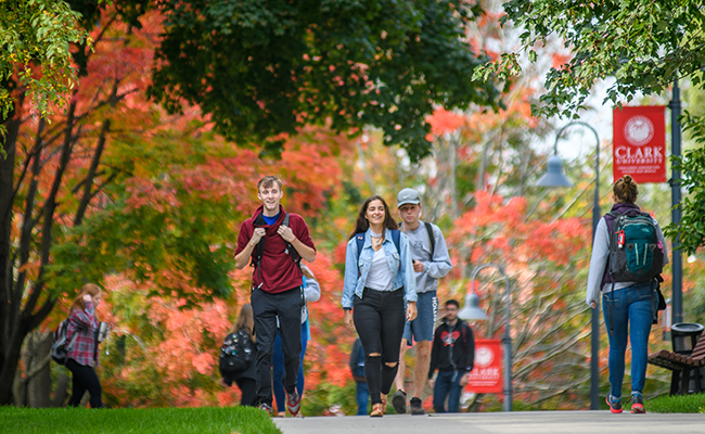 学生们在落叶中漫步