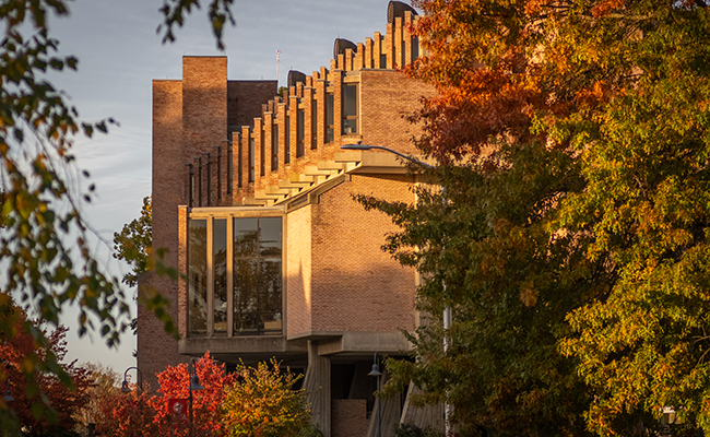 Goddard 图书馆 with fall foliage