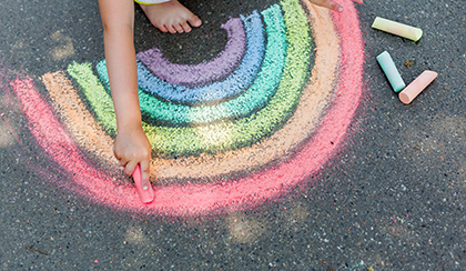 彩虹用粉笔在人行道上画画