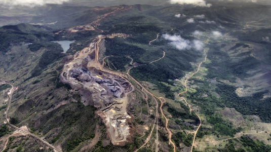 俯瞰委内瑞拉瓜亚纳城的铝土矿开采和铝生产