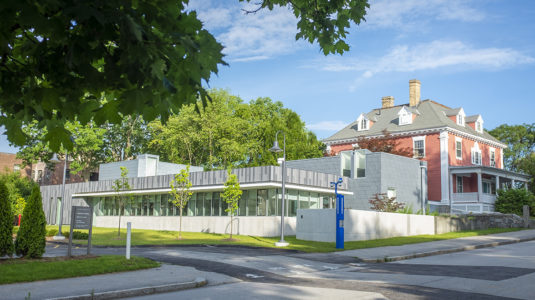 斯特拉斯勒大屠杀和种族灭绝研究中心开设了科林-弗拉格研究生院