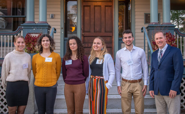 Steinbrecher Fellows for 2021 are (left to right) Kate Rivard-Lentz ’22, Claire Isabella Cohen ’22, Raquel Jorge Fernandes ’23, 科琳驯鹰人的22, and Thomas Mueller ’22 with President David Fithian ’87