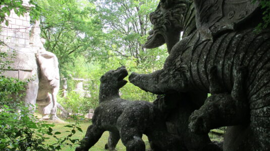 意大利博马佐，龙与狮子搏斗的雕塑