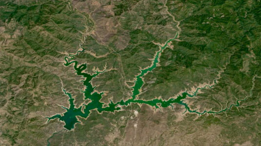 沙斯塔湖的卫星图像