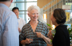 Mary-Ellen Boyle, center, 在5月7日的退休教师招待会上，与管理学院的张静教授一起开怀大笑.