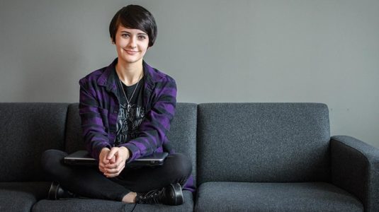 Jessica Hoops '18 has a way with words sitting on couch