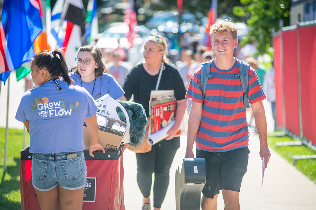 Students on Move-In Day